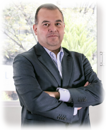 Retrato profesional de un consultor de TI en una oficina moderna