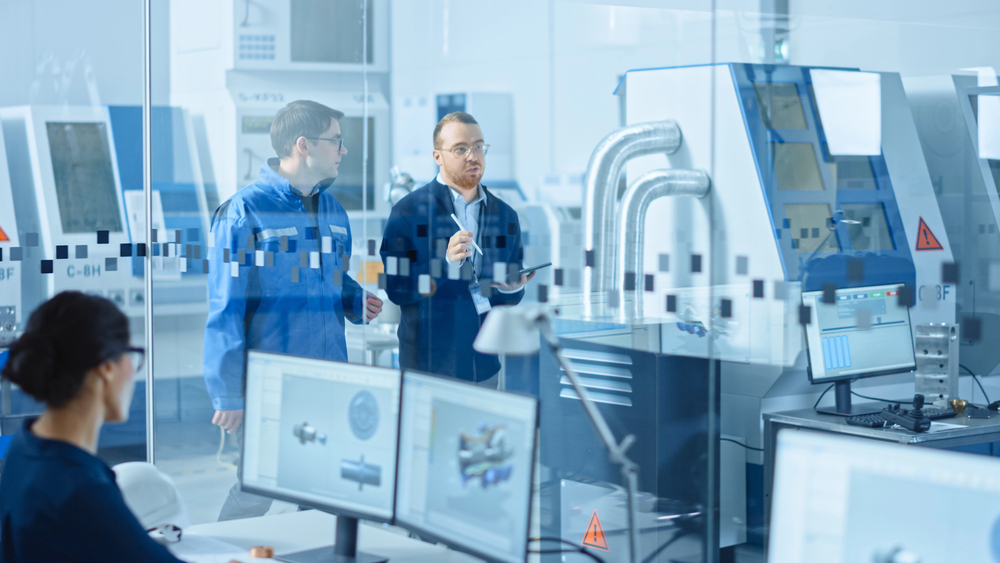 Línea de producción en planta manufacturera con paneles de control digitales